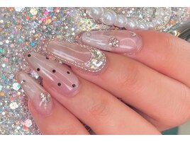 大人かわいいドットネイル