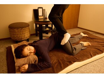 フーレセラピーサロン ポーズ/太もも施術で腰足スッキリ