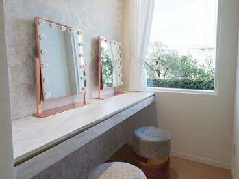 ホリデイズ(Holidays)/ドレッサールーム