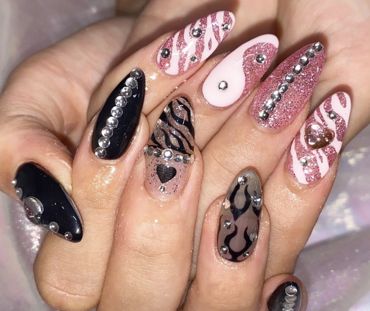 2025年秋トレンド】ゼブラのネイルデザイン集｜人気順｜6ページ