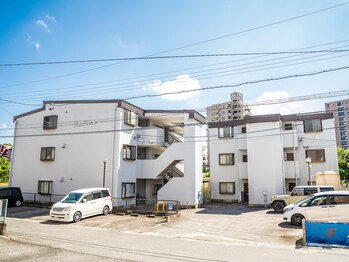 ヨモ(YOMO)/サロンは左側の建物です