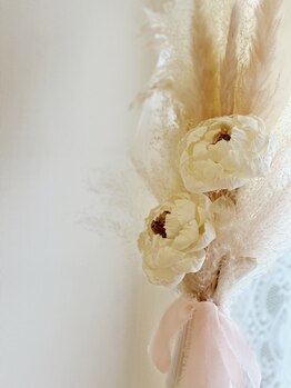 美バストアルファ(美bust α)/淡い色のドライフラワー