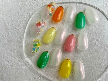 マイ ネイル 銀座店(Mai Nail)の写真/【朝10時~営業】パールホワイト×ビビッドカラーで遊び心を*肌馴染みの絶妙カラーで大人の女性にもぴったり