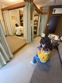 子育てママの整体サロン/施術中のお子様の様子