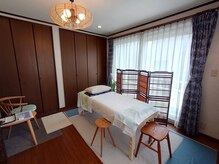 神戸北野はり灸院の雰囲気（広々とした院内。施術着あり。お着替えの持参不要）