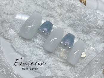 エミュー(Emieux)/白リボンネイル