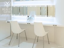 ビューティージーンプロフェッショナル 丸ビル店(BEAUTY GENE professional)の雰囲気（施術後に使えるメイクスペースがあります♪[アイブロウ/LED]）