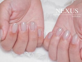 大人可愛いグレージュネイル