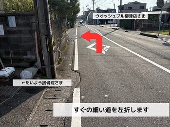 ブルームーンネイルズ(BLOOMOON.nails)/曲がってすぐの細道を左へ