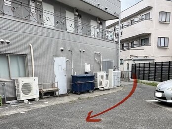 デイジー(Daisy)/駐車場はマンション裏です。