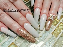 ネイルサロン カラーエイト(Nailsalon COLOR.8)/ブランド風パーツ、白、ゴールド
