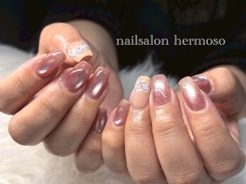 ヘルモッソ(hermoso)の写真/大人女性におすすめ★上品かつ品のあるネイルが叶う☆オフィスネイルにも◎上品な指先でお仕事中も気分UP♪