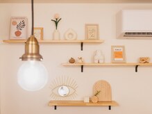 イト アイデザイン(ito.eye design)の雰囲気（店内はアイボリーを基調とした落ち着いた雰囲気）