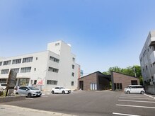 カルミア鍼灸接骨院の雰囲気（院は小山郵便局の隣にあります。車は写真右奥に2台停められます）