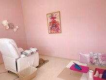 ピンク×白のかわいい空間で個室でリラックスして頂けます♪