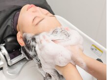 眠る前の贅沢。 頭から癒し,髪も心も輝く時間。半個室空間で堪能する泡パックヘッドスパ×オールハンド整体
