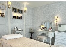 白×水色のロイヤルな非日常空間で質の高いフェイシャルケア