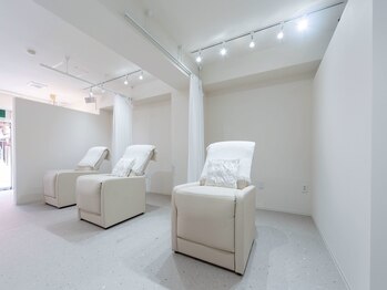 ファミーユ タカサキ(Fameu TAKASAKI)/<店内風景・施術ベッド>