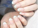 ミントグリーンのフレンチネイル