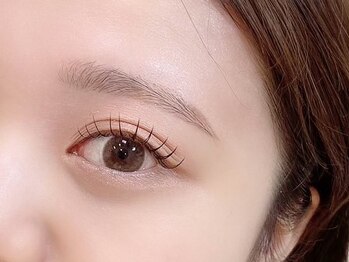 アテオー(ate oh)の写真/韓国風女性に人気の落ち着ける白を基調とした空間◎可愛らしいお目元で周りの視線を独り占め♪