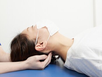 西院駅前鍼灸整骨院の写真/【スマホ首・肩こり緩和】デスクワークで固まった首を徹底ケア♪バキバキしないソフトな手技でスッキリ改善