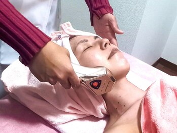 ジゼル(GISELe≒)の写真/シミしわでお悩みの方へ…！ウッド調の内観＊こだわりインテリアで落ち着いた空間でゆったり施術◎