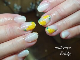 白グラデーションのミモザネイル