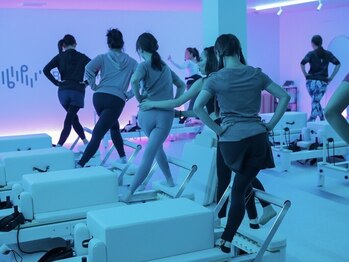 ビートピラティス 土浦店(BEAT PILATES)の写真/【話題の“暗闇×音楽”マシンピラティス専門店が土浦に登場】友達と一緒に参加も◎一緒にお楽しみ下さい◎