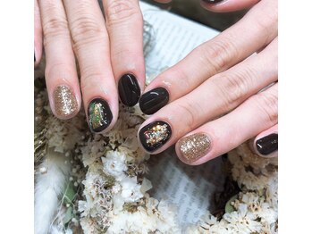 濃いブラウンフィルムネイル