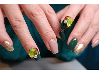 ペントハウス(Penthouse)/ワンカラーに盛り盛りビジュー