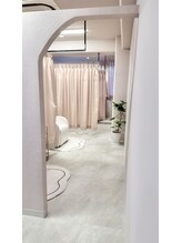 エヌ 大阪梅田店(enu)/ピンクを基調としたかわいい店内