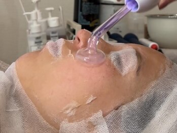 ハニエル(Haniel)の写真/高周波により発生するオゾンと振動でお肌を殺菌し、水素水でザラザラ角栓・つまった汚れをトルネード洗浄！