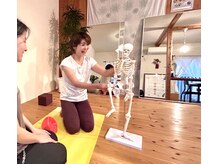 骨格模型を使って体の仕組みをわかりやすく伝えます！