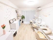 白を基調にした落ち着いた空間で、丁寧な施術を♪