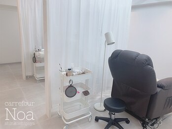 カルフールノア 新越谷店(carrefour noa)/白と黒基調のミニマルな店内