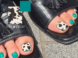 牛柄×差し色緑ネイル