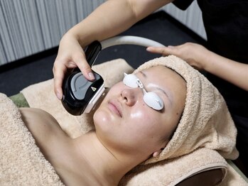 フロックス(Phlox)の写真/【ララピール×光フェイシャル】肌育とリフトアップが同時に叶う☆毛穴引き締めと艶肌を手に入れましょう♪