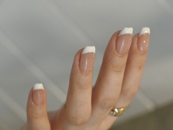 オムズ(om's)の写真/《シンプルの中にもオシャレをプラス♪》肌なじみの良いカラーで、流行りのちゅるんと艶感ネイルに◎