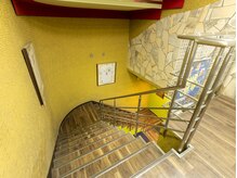 ループス ジム(LOOPZ GYM)/入り口後の階段