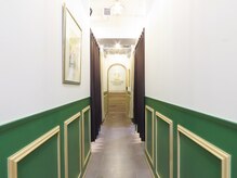 ダンディネイル 御茶ノ水店/こちらを通って奥に進みます。