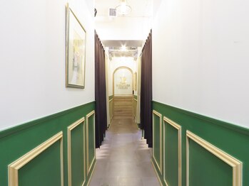 ダンディネイル 御茶ノ水店/こちらを通って奥に進みます。