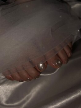 Bomi nail【ボミネイル】の写真/【夏に向けてキラキラネイルに】サンダルの季節も、ふとした瞬間も可愛く＊定額親指artも持ち込みも可◎