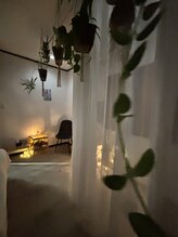 ブルーム(B.LOOM)/施術中は柔らかい灯りのみ