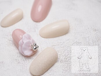 オトナネイル(otona nail)/ミルキーカラーのフラワーネイル