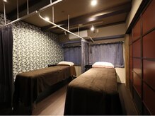 1階の施術ベッド風景ペアでの施術も出来る様になっています。