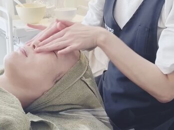 クロエクロウ 柏崎店(Chloe’Crow)の写真/顔だけでなく頭・首・肩・デコルテ・背中までしっかりアプローチ！痛い、だけじゃない。本格小顔コルギ