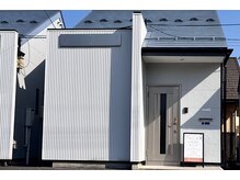 ビエル(VIERU)の雰囲気（サロンの入り口前に、駐車場1台完備。）