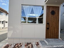 外観はこんな感じです。住宅街入って2軒目です。