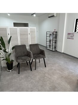 エクシアホワイトニング 津駅前店/白・グレー基調の落ち着いた空間