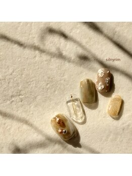 シルニー リム(Silny rim)/アシンメトリーニュアンスネイル